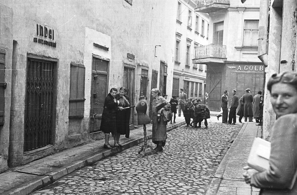 Antokolskio–Vokiečių g. kampas. 1940 m. Mečio Brazaičio nuotrauka Iš privačios Valentino Gylio kolekcijos